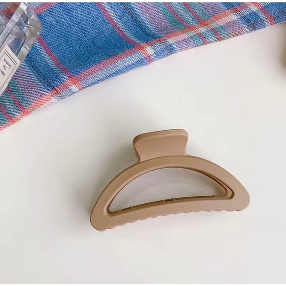 NEW Matte Hair Claw Clips 4 Pack in Beige and Milk Coffee - Picture 3 of 10